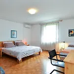 Apartment Anton 2083 Premantura